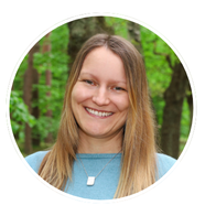 Melli-Seedorf_rund_Portrait sehr frendlich lächelndes Portrait von Humanenergetikerin Melli Seedorf aus Potsdam, mit Kette und grünem Wald im Hintergrund