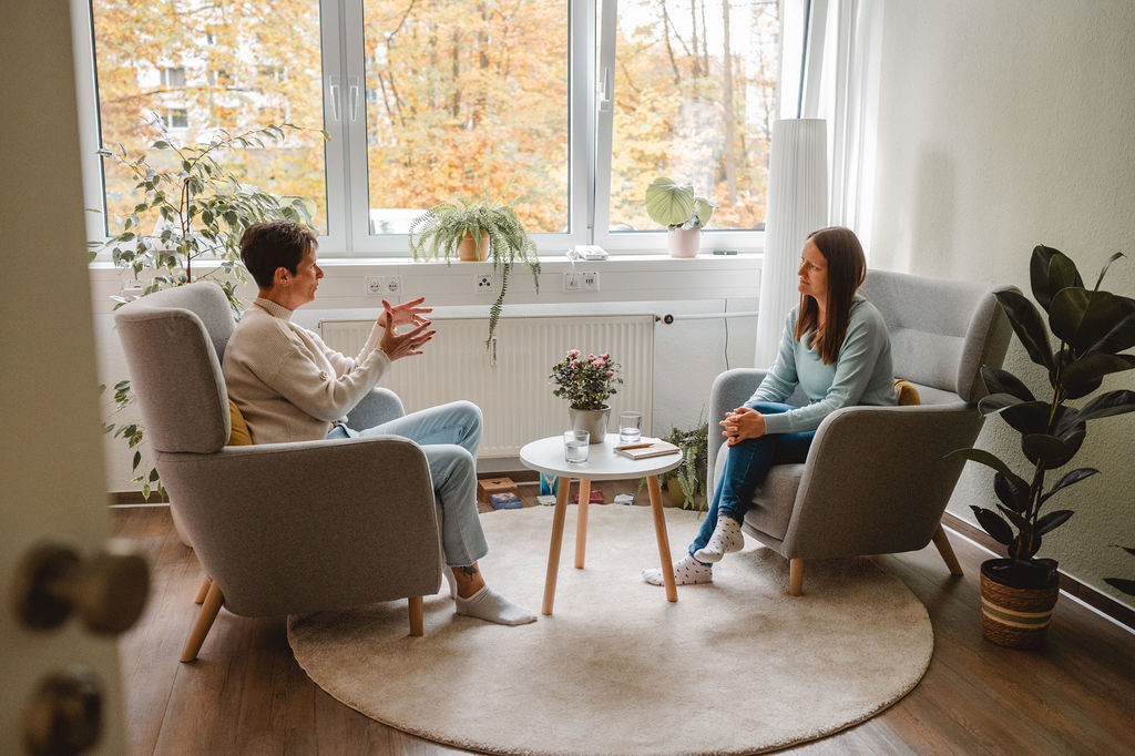 Melli Seedorf mit einer ThetaHealing-Klientin in ihrem Raum in Potsdam, Zum Jagenstein 3