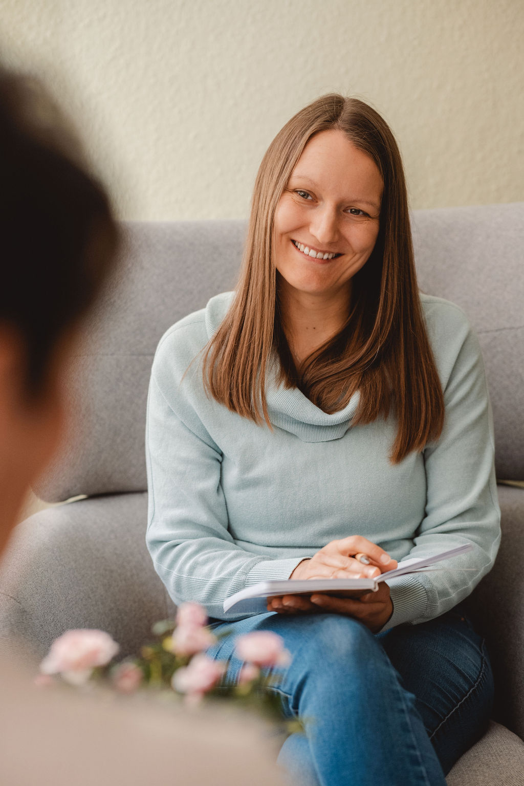 Melli Seedorf hört ihrer Klientin aufmerksam zu, ohne zu verurteilen