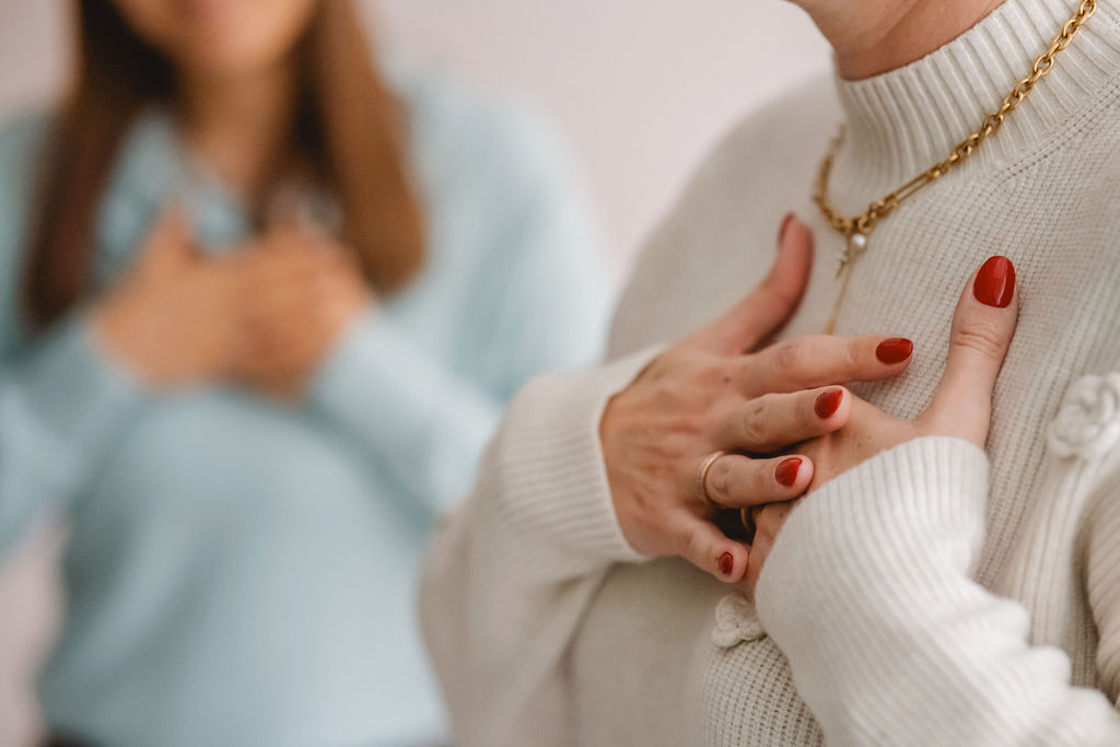Melli Seedorf leitet ihr Klientin an, sich mit ihrem Herzen zu verbinden