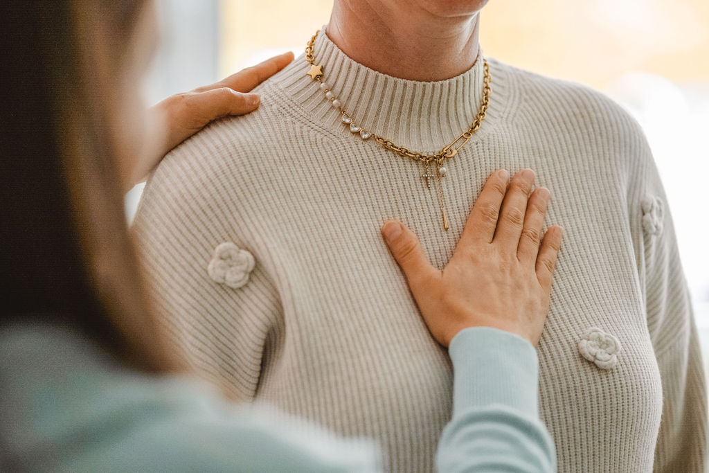 Melli Seedorf überträgt Heilenergien auf ihre Klientin per Handauflegen aufs Herz