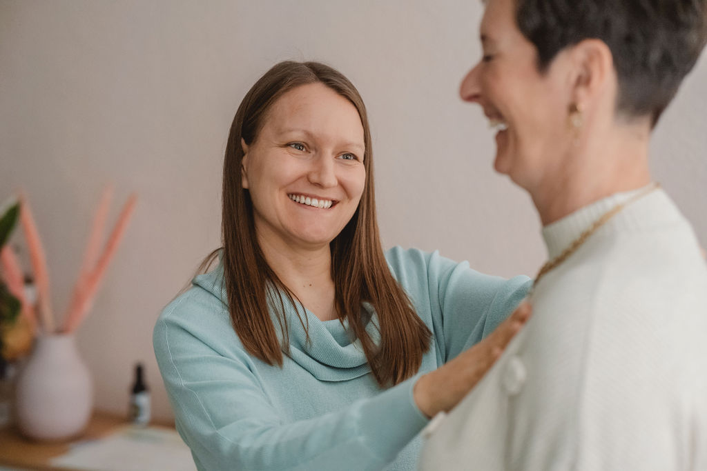 melli seedorf mit ihrer klientin, beide lächelnd