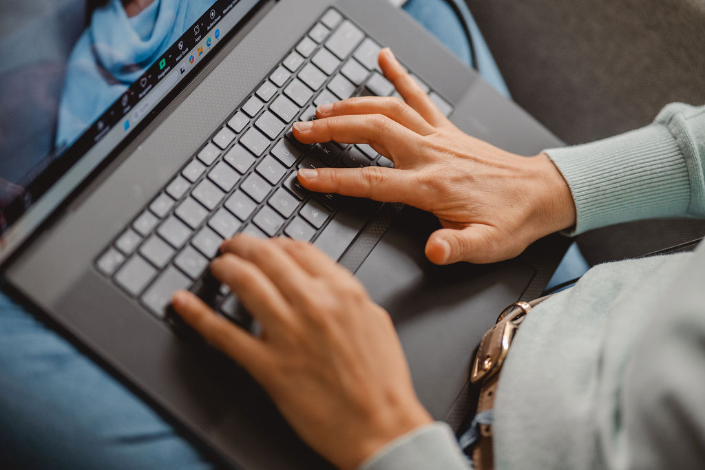 Foto einer Person beim Spielen des Spiels Stadt, Land, Glückstraining, welches von der Glückstrainerin Melli Seedorf entwickelt wurde