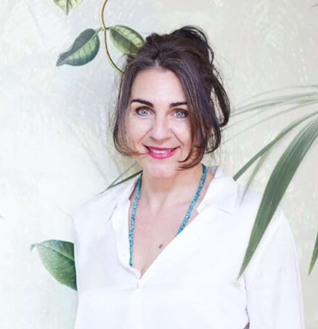 foto von anette heidel, freudnlich lächeln, dunkle hochgesteckte haare, weiße bluse, lippenstift